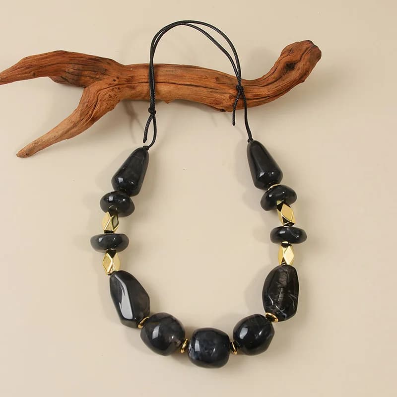 Czarny naszyjnik typu choker z żywicy w stylu boho
