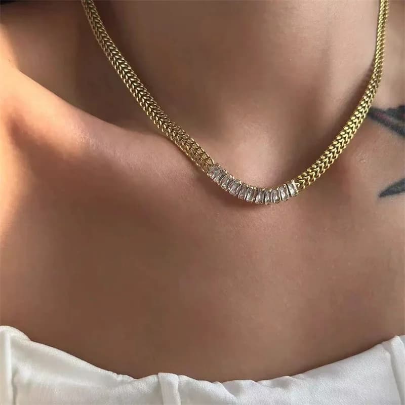 Naszyjnik typu choker z metalowymi ozdobami, pozłacany